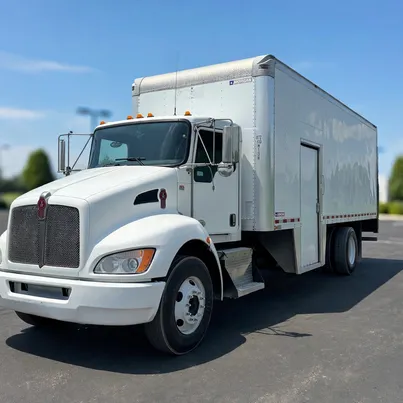 2016 Kenworth T270 26ft box truck with liftgate
